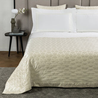 Light Quilts & Bedspreads - Luxury Linens | Frette