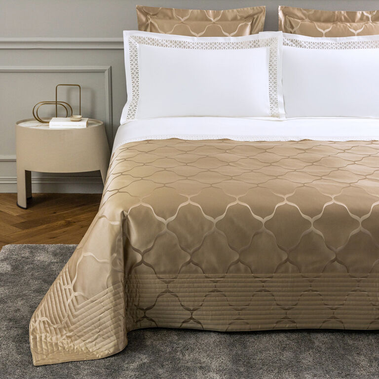 slide 1 Luxury Domes Light Quilt