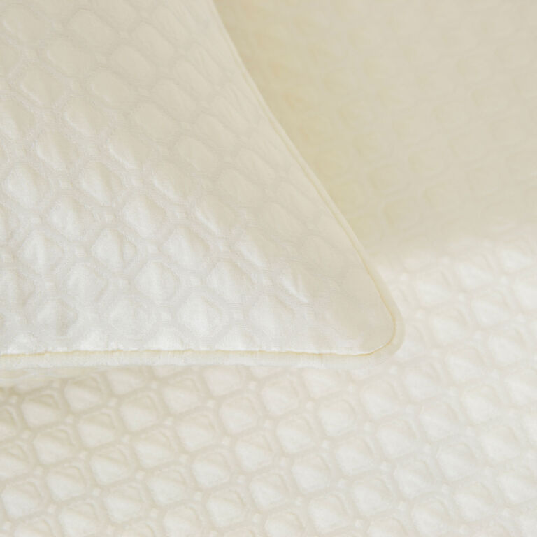 slide 3 Illusione Decorative Pillow Cover