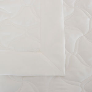 slide 3 Girandole Embroidered Light Quilt