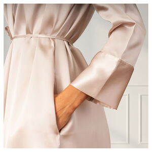 slide 3 Vera Robe