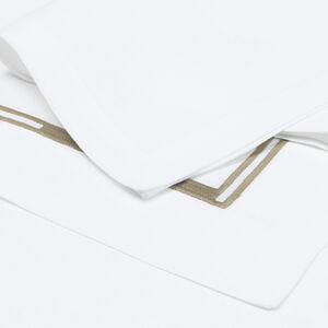 slide 4 Edgeline Placemats and Napkins Set