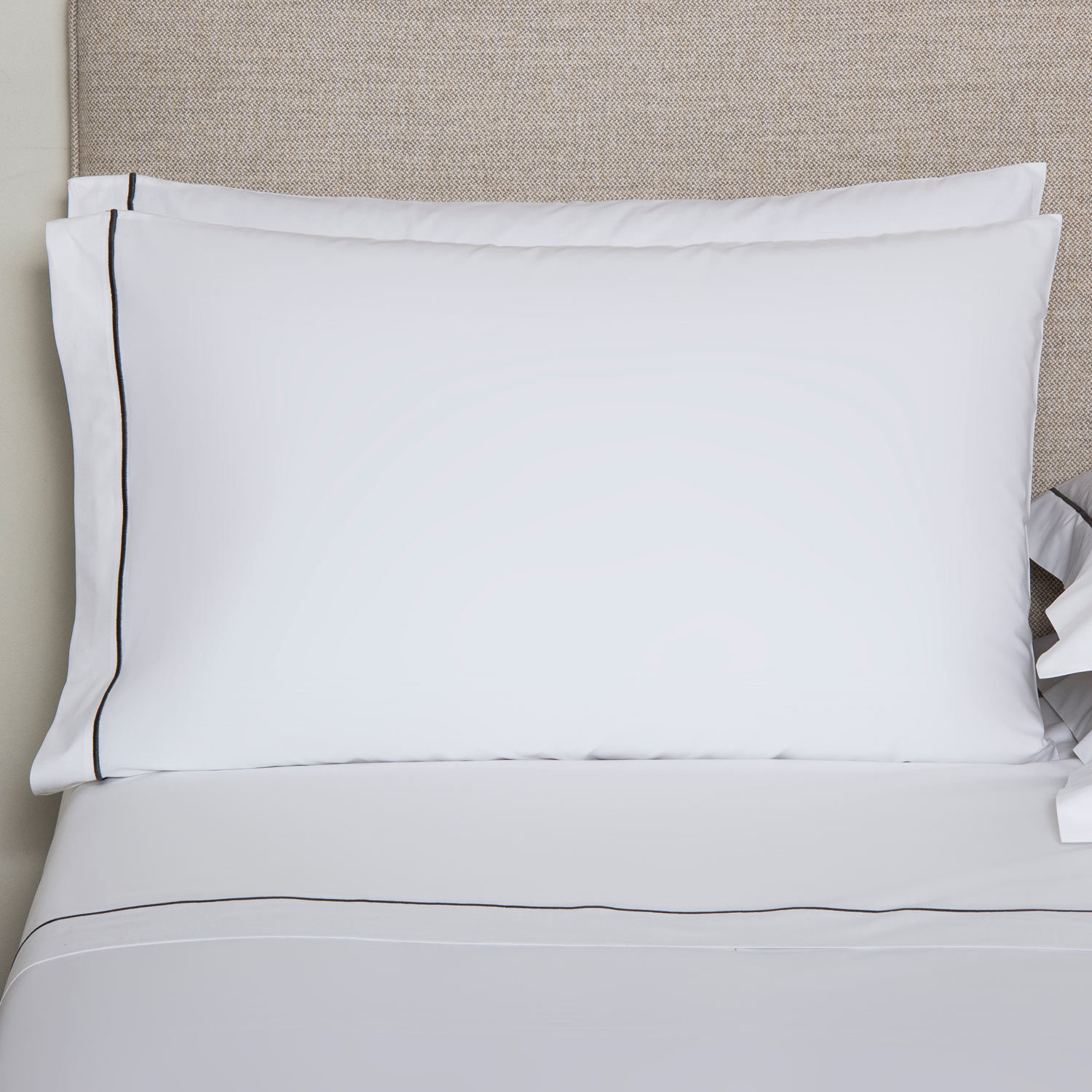 One Bourdon Pillowcase Set Frette